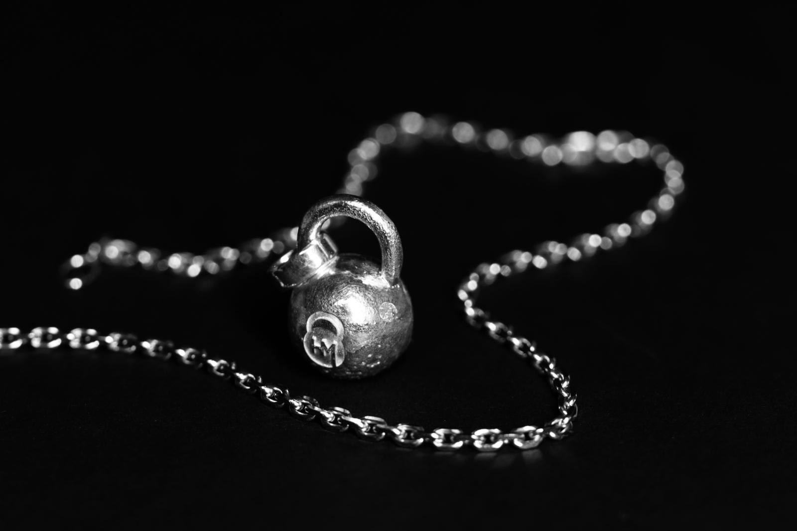 HM-Silberkette mit Kettlebell-Anhänger und geschwungener Kette